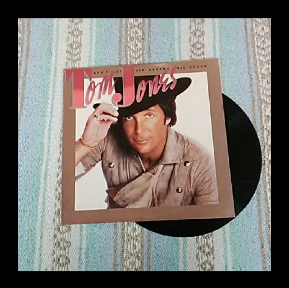 TOM JONES VINTAGE RECORD GREAT CONDITION